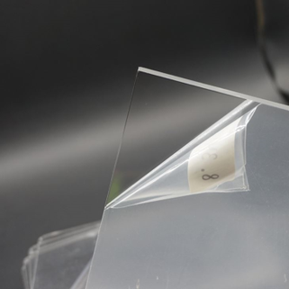 Чистый лист плексигласа